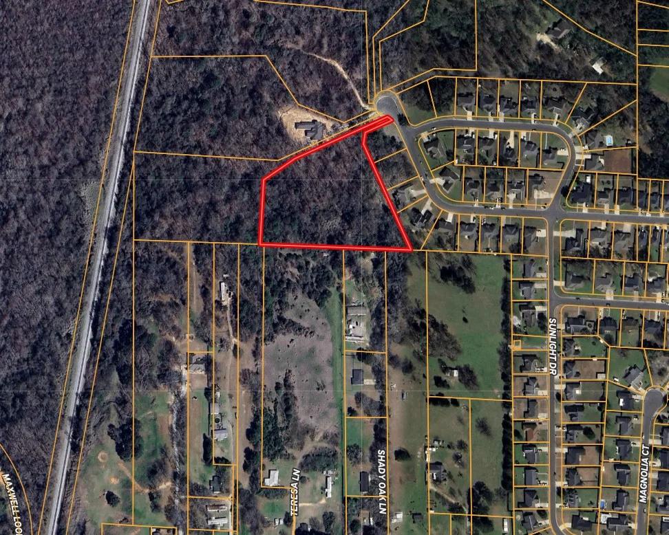 Decorative background for 4.40 Wooded Acres Set in Tuscaloosa, Alabama with Creek, Utilities, & Safe Family Cul-de-Sac Living image 10