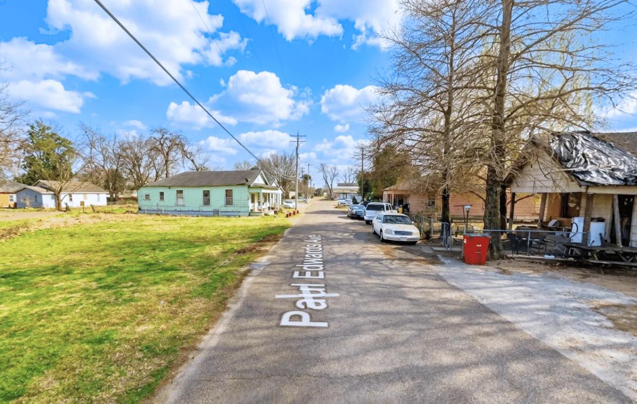 Buildable and Mobile Home Friendly Lot With Utilities! - Image 4