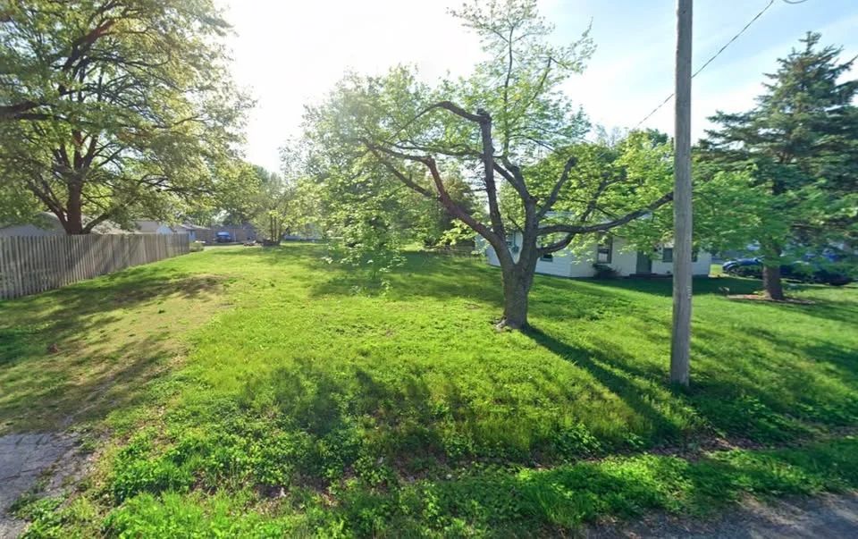512 N WHITE AVE, TAYLORVILLE, IL 62568 in Christian County, IL
