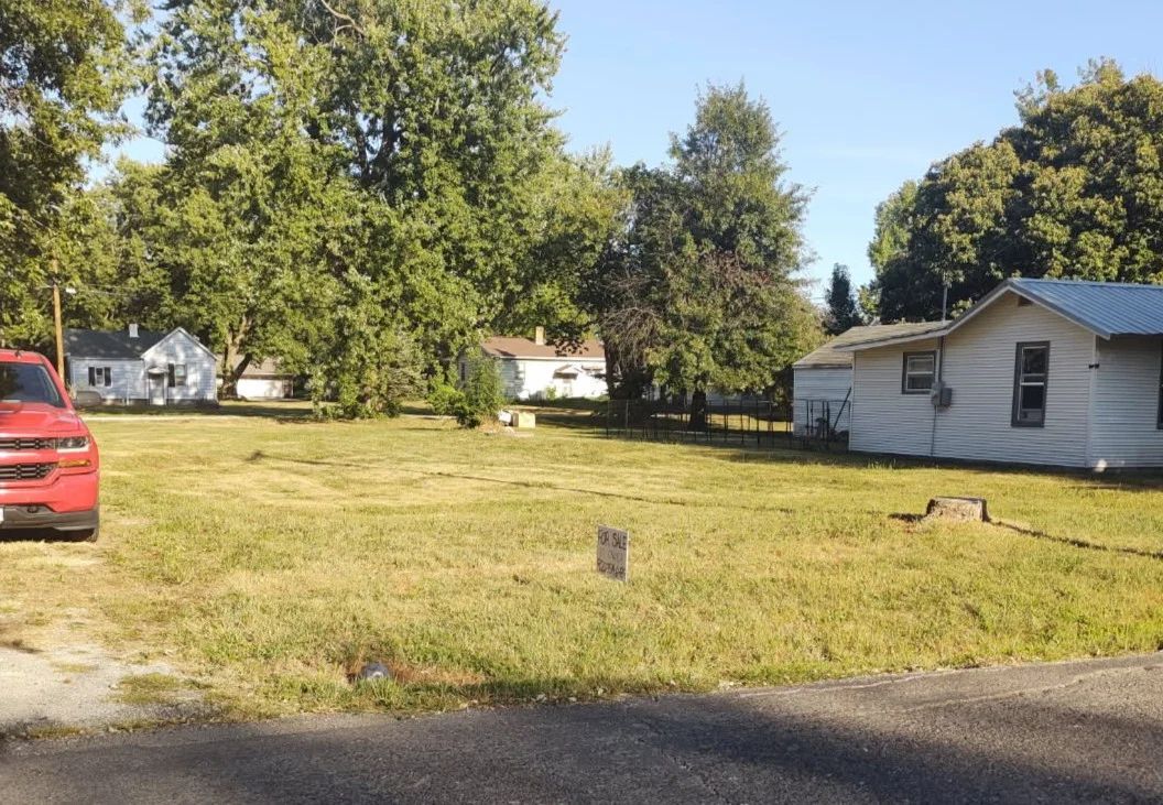 512 N WHITE AVE, TAYLORVILLE, IL 62568 in Christian County, IL